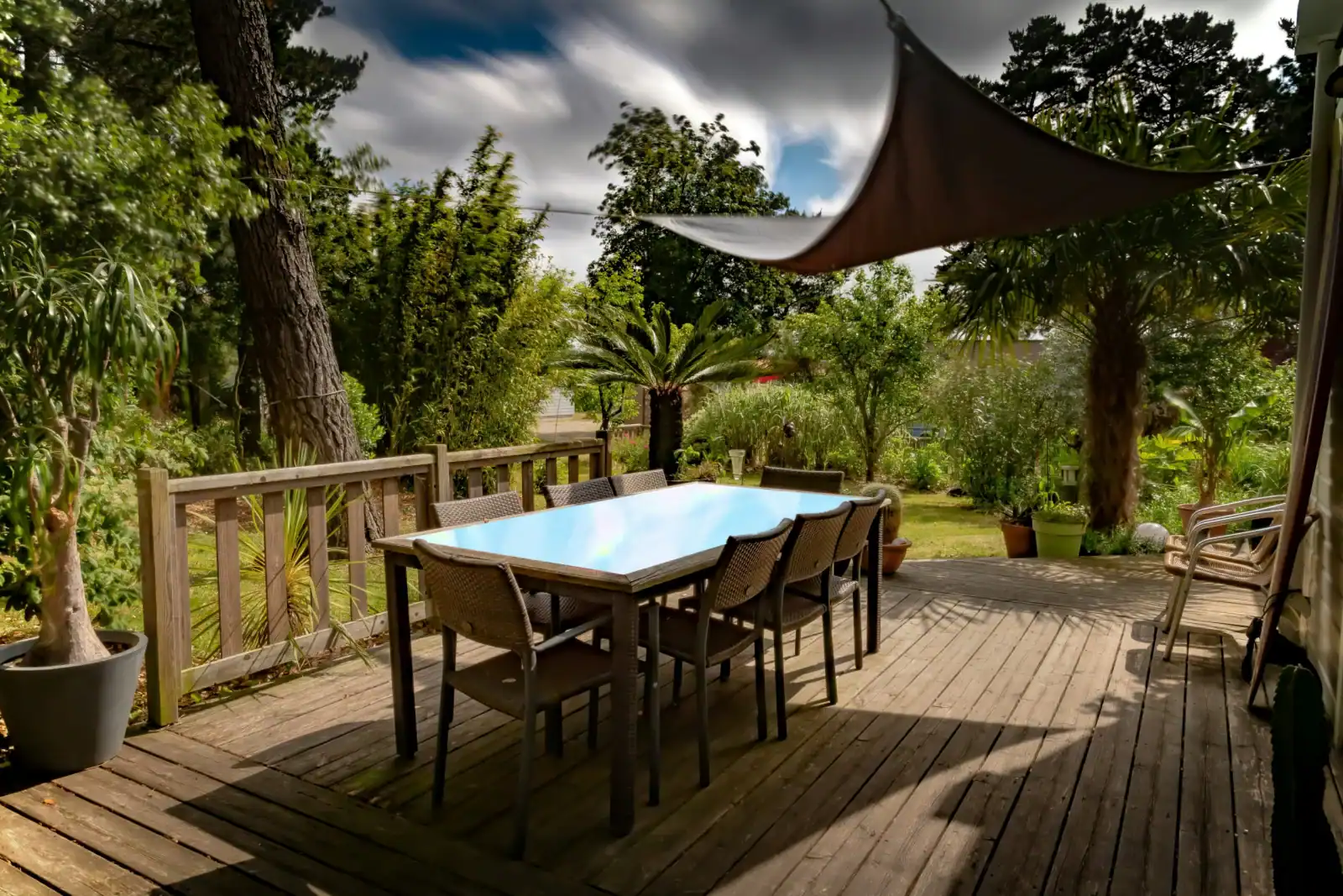 Terrasse bois dans un jardin